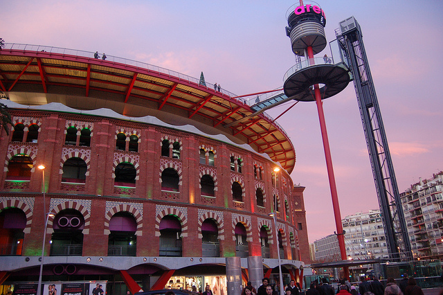 ¡El centro comercial Arenas es único porque alguna vez fue una plaza de toros! Obtenga excelentes vistas desde la parte superior y eche un vistazo a las tiendas en tres pisos diferentes en el interior. ¡Disfruta si estás atrapado en Barcelona bajo la lluvia!