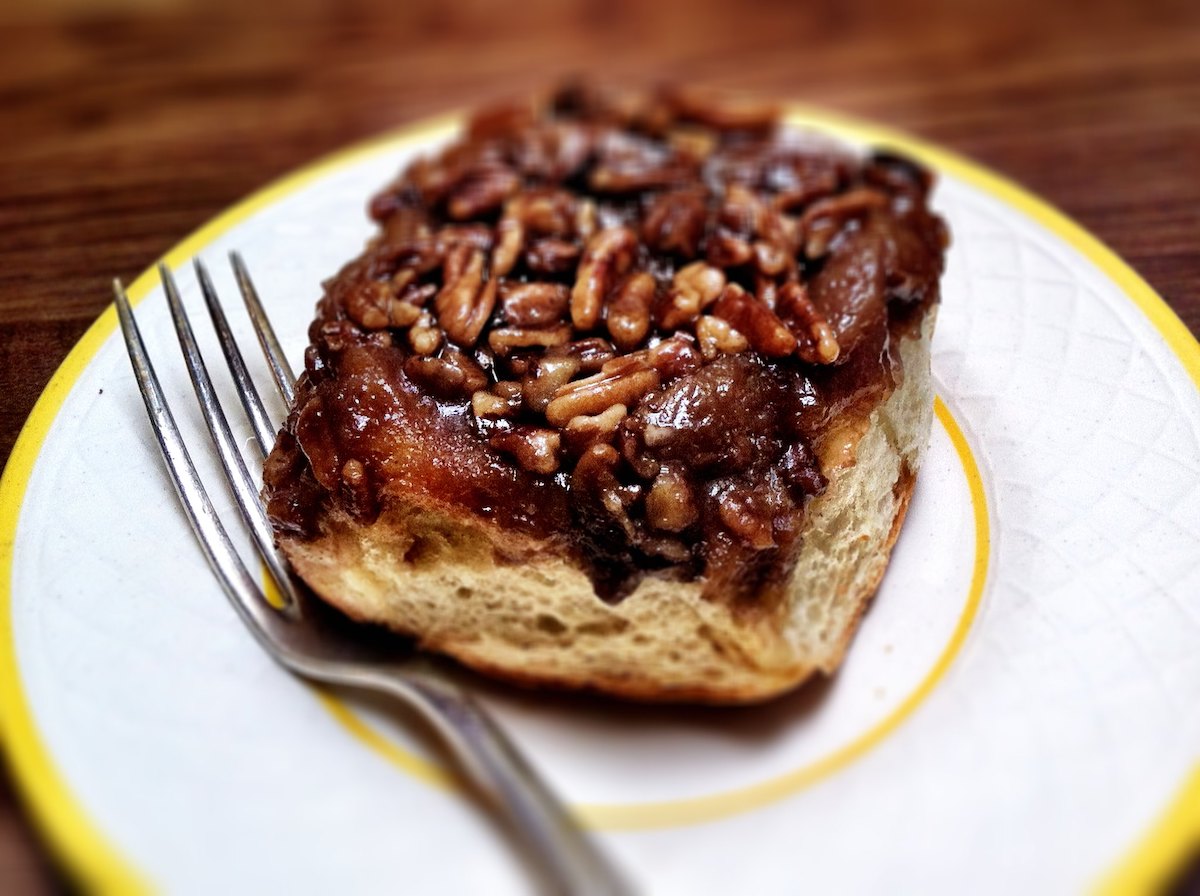 muy cerca de la base de un palo pegan en un plato con un tenedor