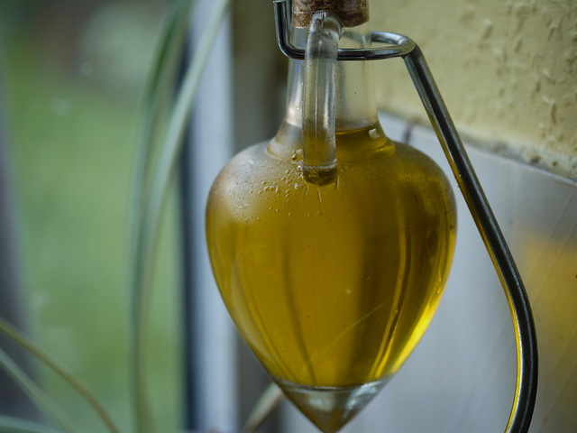 El color dorado del aceite de oliva demuestra por qué los romanos lo llamaban oro líquido, la mayoría de los aceites de aquella época se habrían considerado AOVE porque no añadían productos químicos.