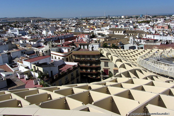 Ok, entonces no es gratis, pero esta vista desde la parte superior de Las Setas (Metropol Parasol) bien vale la pena pagar para subir a la parte superior de la escalera mecánica y verla.