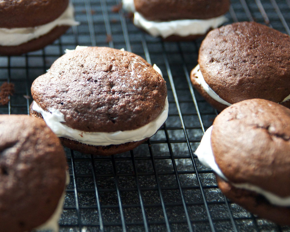 pastel de chocolate con crema blanca de cerca entre los dos pasteles de chocolate redondos
