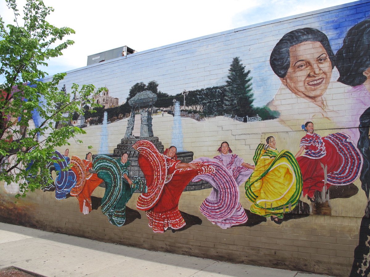 mural a color de mujeres bailando con vestidos jaliscienses