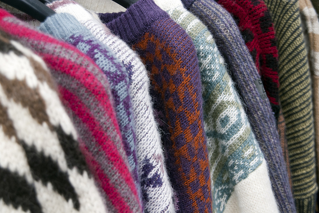 Las capas son ideales a la hora de pensar qué llevar en la maleta para el invierno en Sevilla