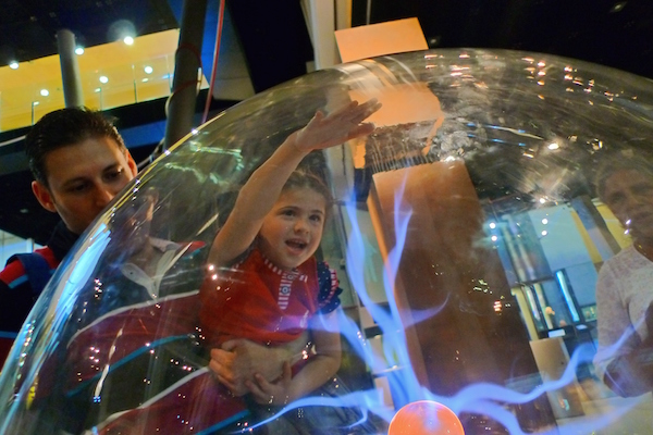 ¡Con sus exhibiciones científicas divertidas e interactivas, CosmoCaixa es una de las actividades favoritas para los niños en Barcelona!