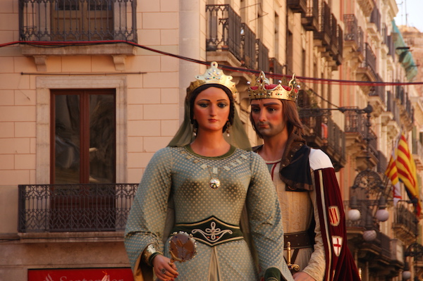 Si visitas Barcelona con niños, ¡asegúrate de estar atento a los famosos gigantes!