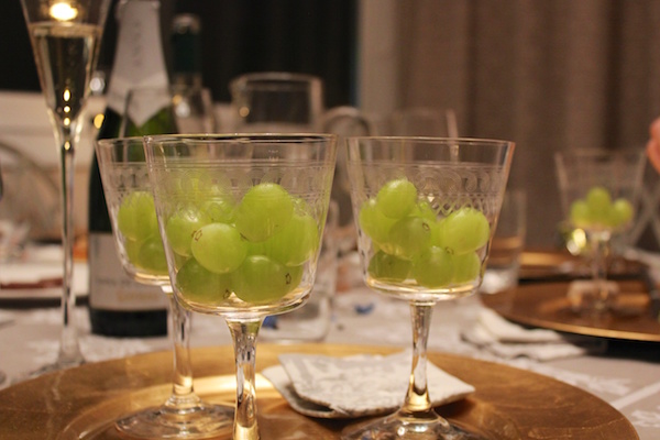 Las uvas de las 12 de la noche son una parte integral de las celebraciones de Nochevieja en Barcelona. ¿Puedes comer el tuyo antes de que suene el reloj?