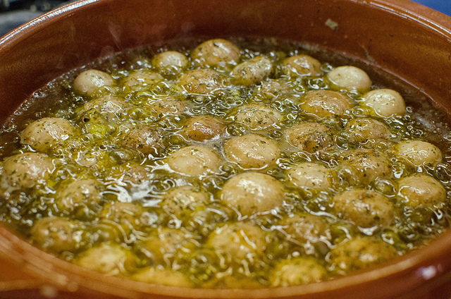¡Una de las tapas españolas más sabrosas que existen, los champiñones al ajillo seguramente serán un ganador de premios en cualquier fiesta de Navidad! ¡Nuestras recetas españolas fáciles favoritas!