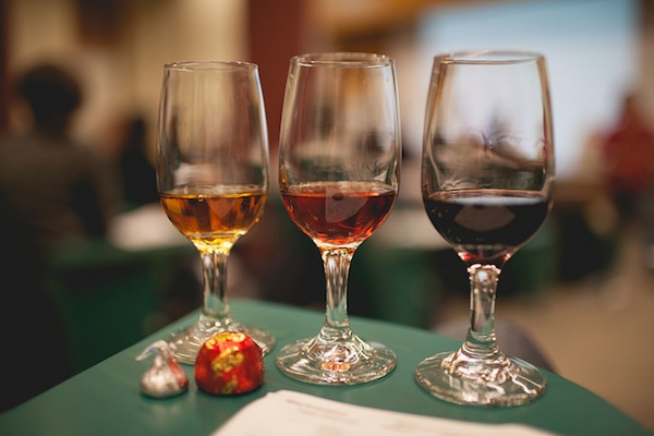 ¡Una de las mejores excursiones de un día desde Sevilla es ir a la región vinícola de Jerez para probar estos increíbles vinos de Jerez! ¡Consulta nuestra Guía de viajes definitiva a Sevilla para obtener más ideas! 