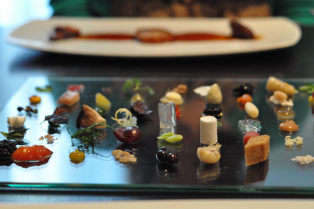 Cierra un plato en Alinea, un restaurante en Chicago, con muchos bocados pequeños
