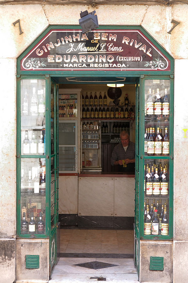 ¡Algunas de las mejores ginjinha de Lisboa te esperan más allá de esta puerta!