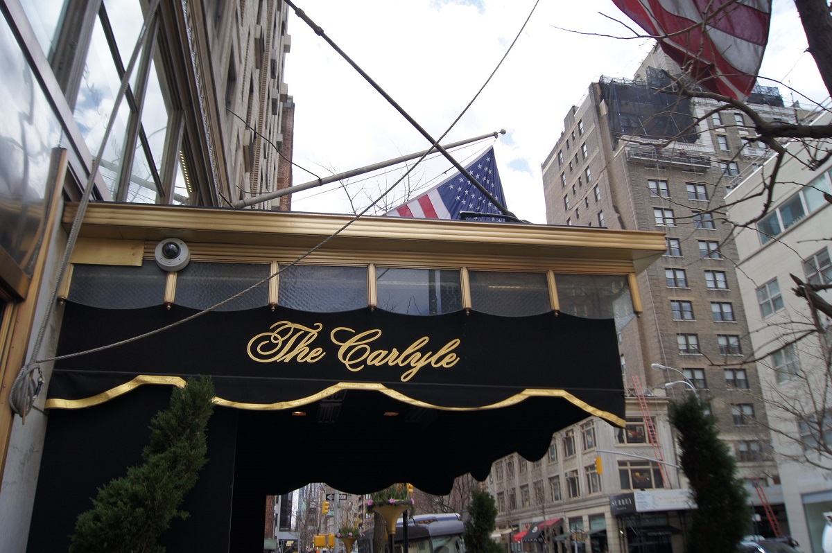El horror afuera de la entrada del Hotel Carlyle en Nueva York