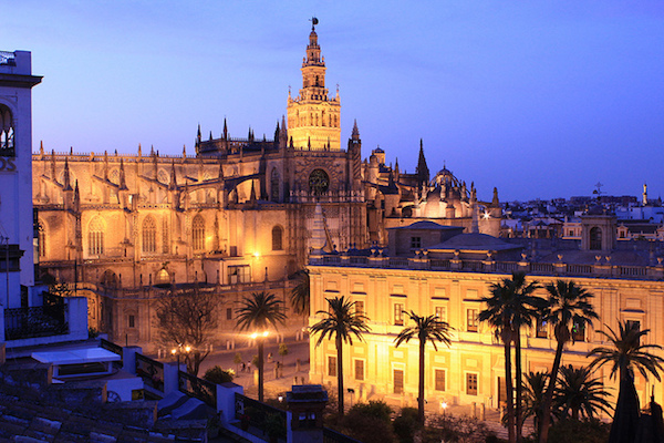 Catedral de Sevilla quemada por la noche. Es una de las mejores cosas que ver en Sevilla.