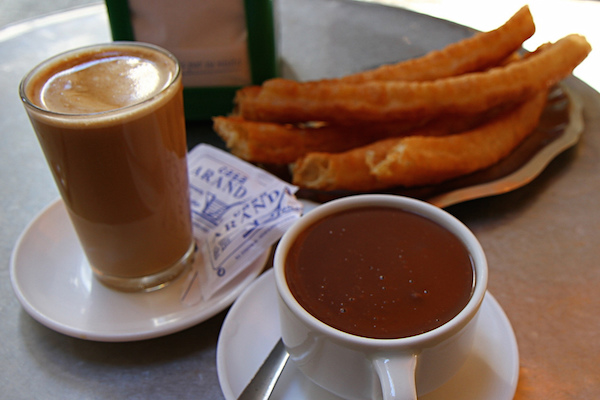 Cuando quieras pedir café en Sevilla para acompañar tus churros, ¡ve al café con leche! 