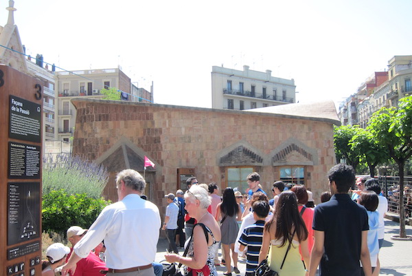 Consejo número uno de nuestra guía para visitar la Sagrada Familia: ¡compra tus entradas online para evitar largas colas como esta!