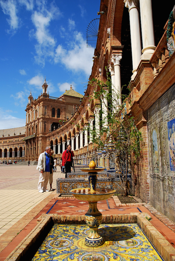 Ninguna guía de viaje a Sevilla está completa sin mencionar este hermoso pabellón en la Plaza de España. ¡Es una de las mejores cosas que hacer en Sevilla! 
