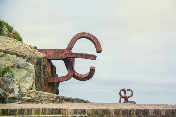 ¡Peine del Viento es una escultura única y una de nuestras cosas gratis favoritas para hacer en San Sebastián!