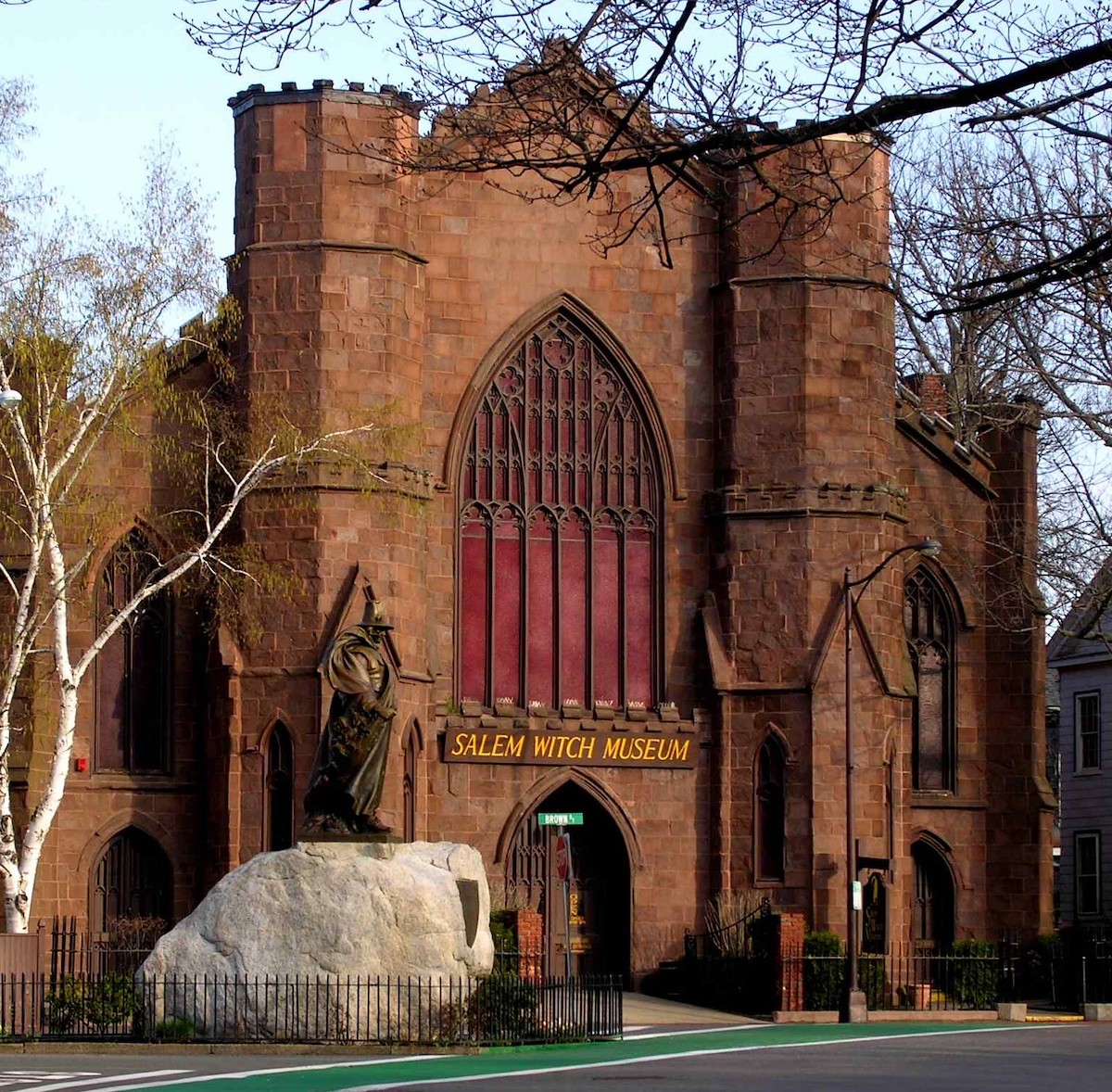 El frente de un gran edificio de ladrillo con un letrero que dice "Museo Salem Le" en letras amarillas. Salem es un viaje rápido de un día desde Boston, Massachusetts
