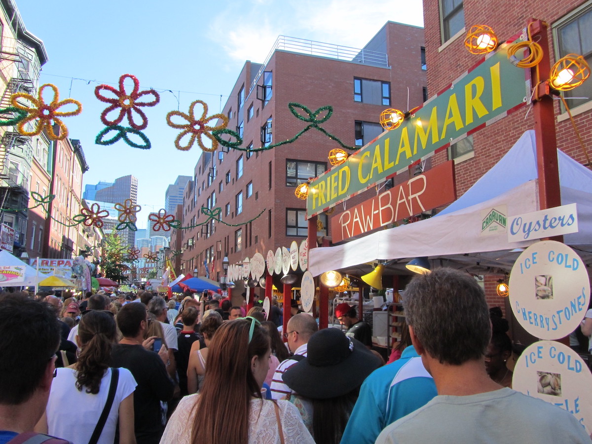 Una calle concurrida en el norte de Boston durante la fiesta de San Antonio