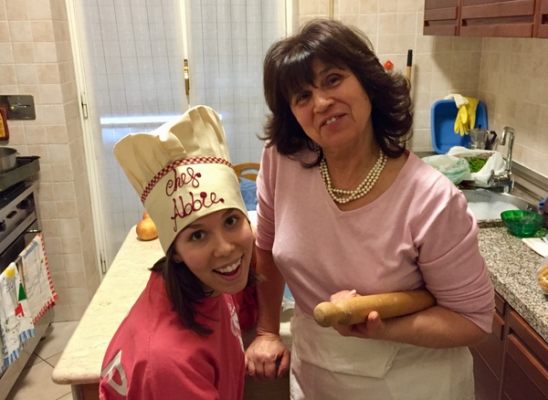 En esta carta de amor a Roma, Abbie le da crédito a su suegra italiana por ayudarla a descubrir su amor por la comida y la comunidad local.
