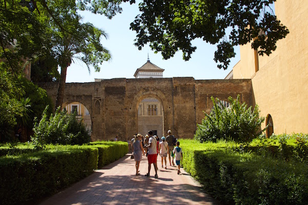 ¡Disfruta de uno de los monumentos históricos más emblemáticos de Sevilla! Nuestra guía para visitar el Alcázar de Sevilla te ayudará a sacar el máximo partido a tu visita.
