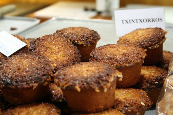 Estas tartas de almendras son una especialidad en Barrentexea y no te las puedes perder si buscas algo rico para desayunar en San Sebastián