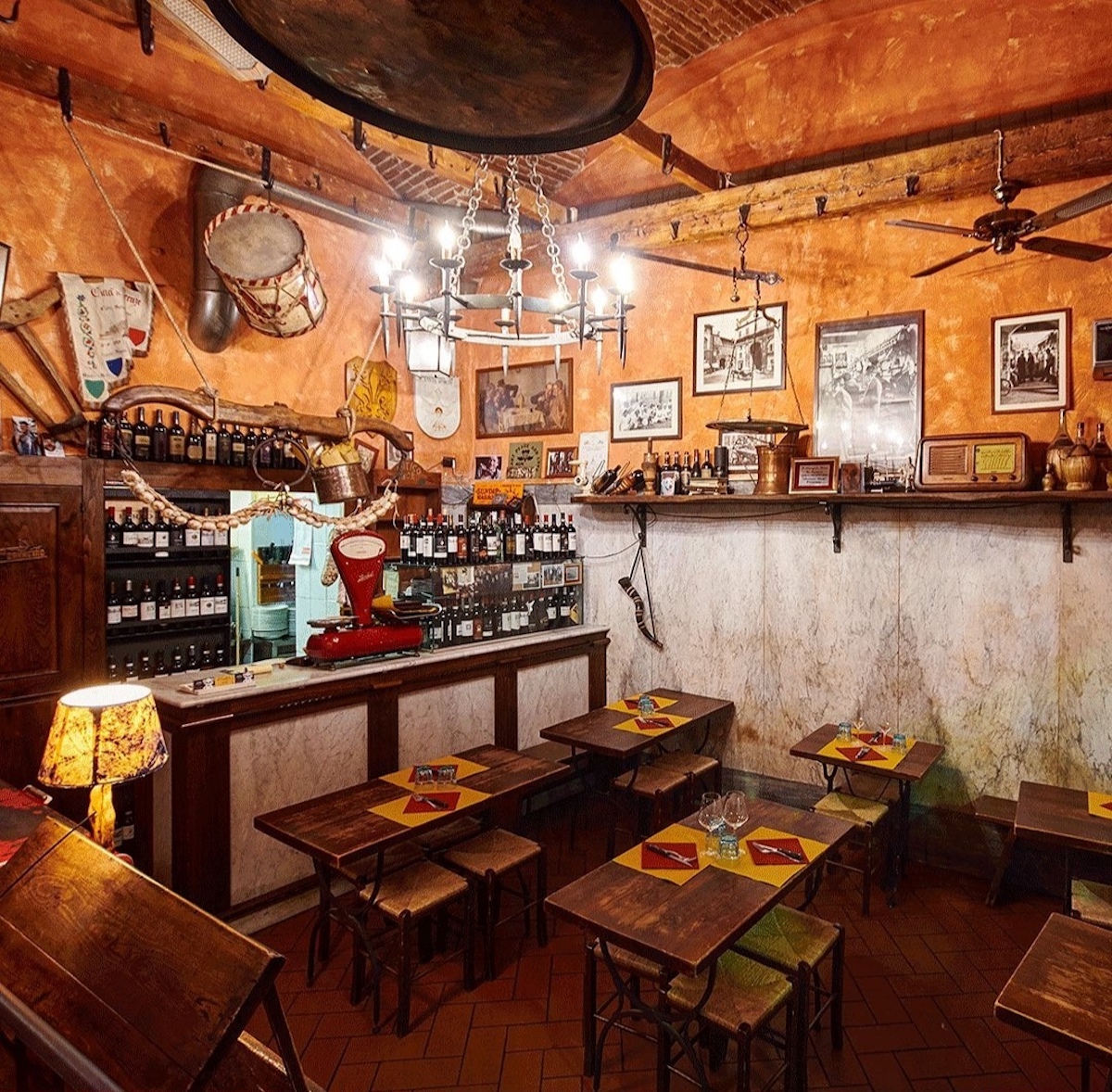 Interior de un restaurante toscano rústico con paneles de madera oscura