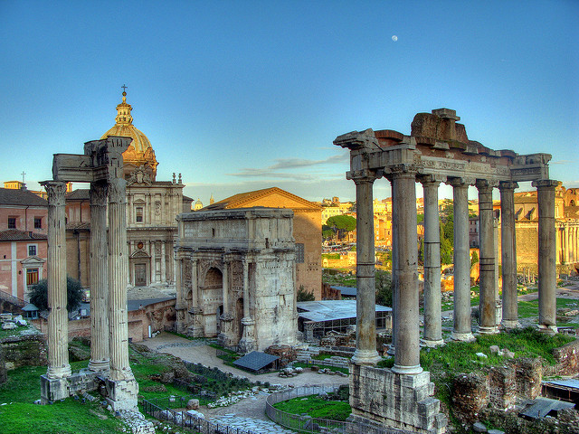 Visitar monumentos antiguos como el Arco de Septimio Severo es una de nuestras actividades favoritas en Roma.
