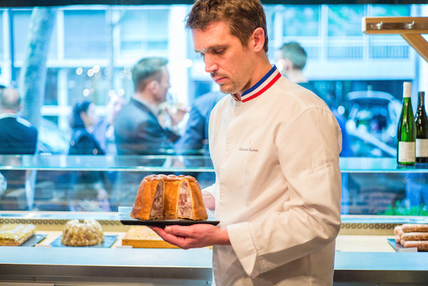 El chef parisino Arnaud Nicolas con una de sus creaciones culinarias.