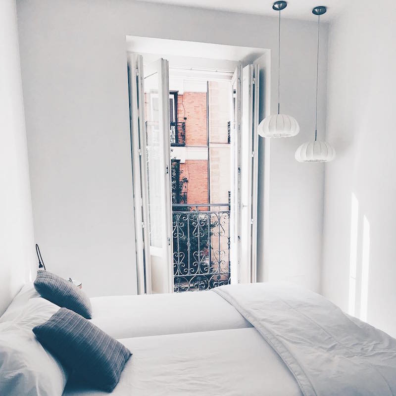 Artrip Hotel es el lugar donde alojarse en Madrid si buscas un minimalismo hermoso y limpio en un barrio colorido.