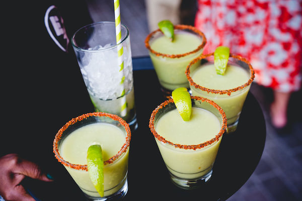 Margarita de aguacate y maracuyá