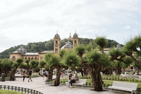 Durante tus 10 días en San Sebastián, dedica un tiempo a relajarte y disfrutar de la naturaleza en el Parque Alderdi Eder.
