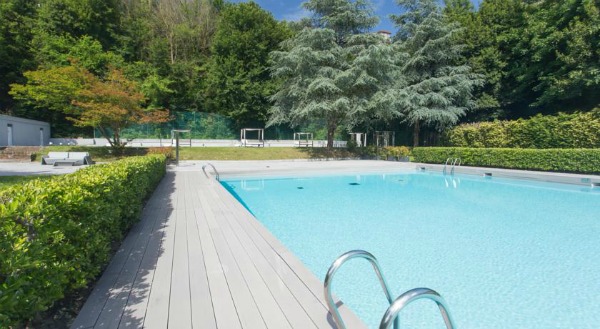El Hotel Barceló aparece en muchas listas de los mejores hoteles y hostales de San Sebastián, y cuando ves la enorme piscina y la hermosa vegetación que te rodea, puedes entender por qué.