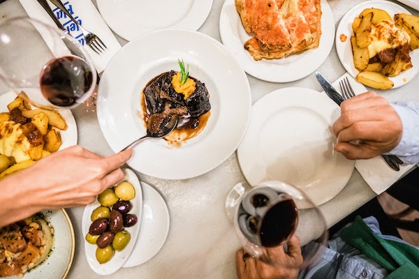 Tapas en la mesa del Bar del Pla en Barcelona