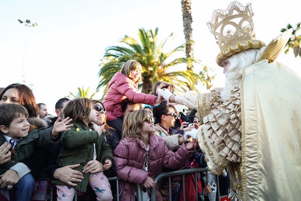 ¡Uno de los eventos más populares en Barcelona en enero es la Cabalgata de los Reyes Magos! Niños y adultos adoran esta celebración festiva del 5 de enero. 