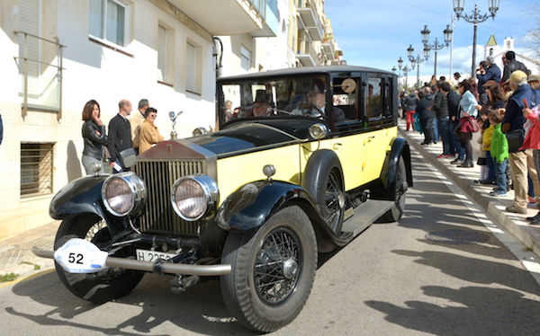 Si visitas Barcelona en marzo, no te pierdas el rally de coches clásicos. ¡Miles de coches antiguos harán su camino desde la capital de Cataluña a Sitges, con sus conductores también vestidos con ropa de época!