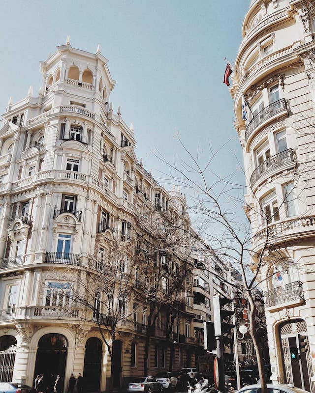 Salamanca es el lugar donde alojarse en Madrid si quieres experimentar la vida local en un barrio elegante y con clase.