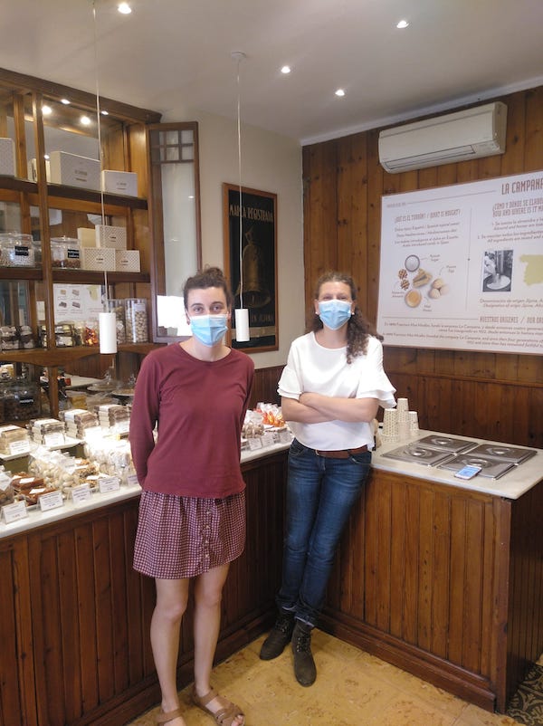 Bea y Laura, hermanas que regentan la confitería La Campana en Barcelona
