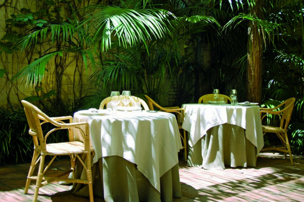 La preciosa terraza de Roig Robí es el lugar más bonito para comer. La próxima vez que estés intentando decidir dónde comer en Gracia, ¡no dejes de pasarte por aquí!