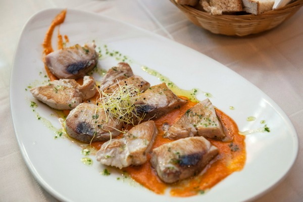 ¿No sabes cómo pedir tapas en Sevilla? Los platos grandes pueden ser geniales para compartir, ¡como este atún rebozado en salmorejo!