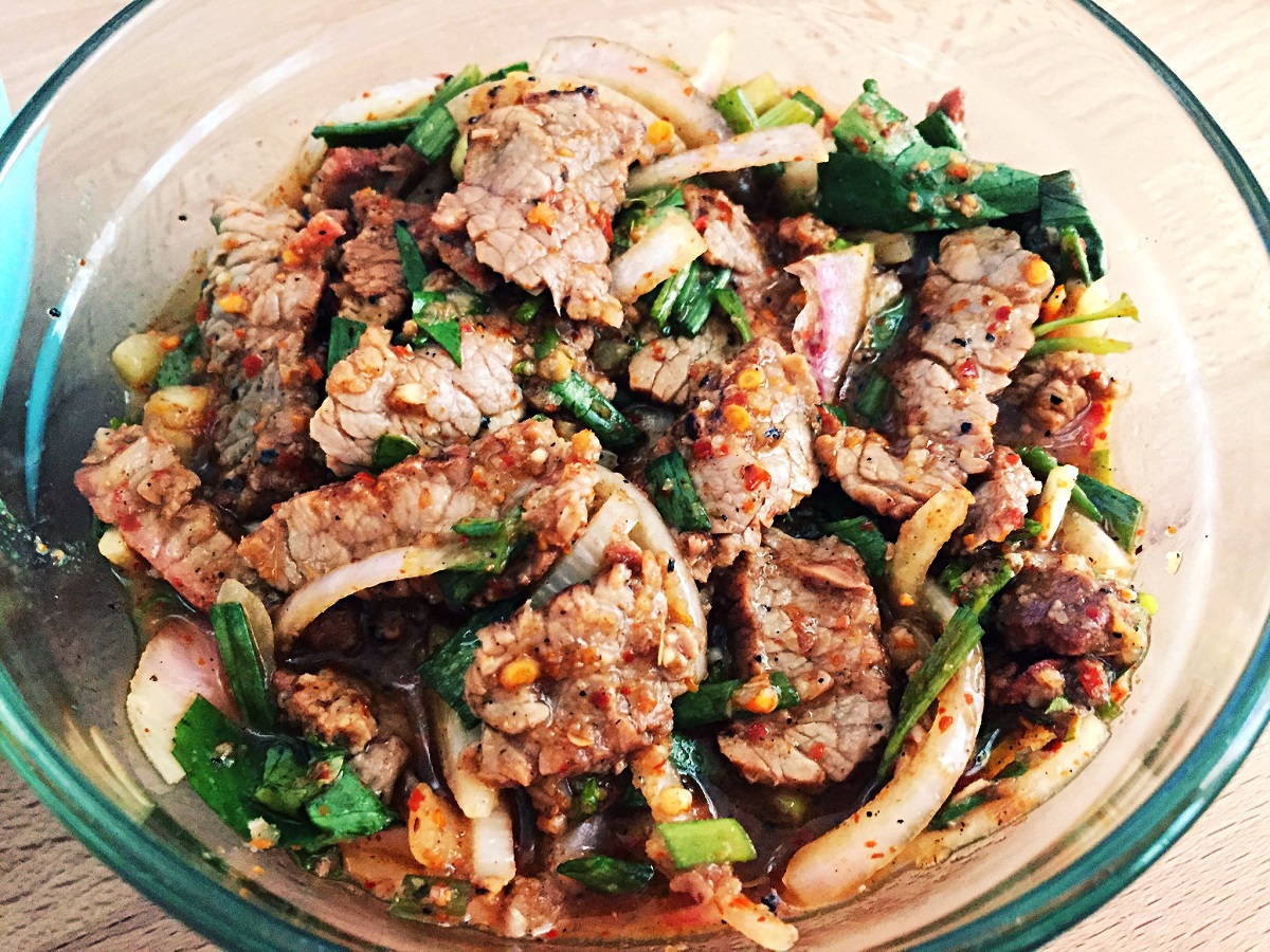 Plato de ternera thai en salsa, cilantro y cebolla
