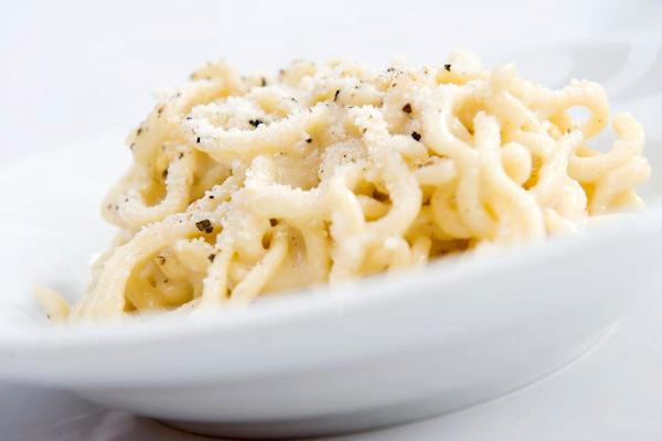 Este es un plato de pasta tonnarelli fresca con cacio e pepe "queso y pimienta en el restaurante Lo'steria en Roma