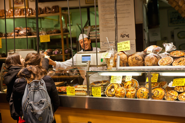 Aquí se muestra el mostrador de Antico Forno Roscioli, una de las mejores pizzerías y panaderías de Roma.