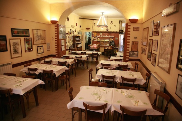 Enoteca Corsi es uno de los restaurantes familiares más antiguos y queridos de Roma.