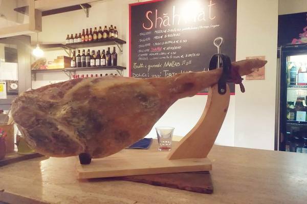 En Shah Mat en Centocelle, puedes deleitarte con cosas como el jamón español, regado con vinos italianos.