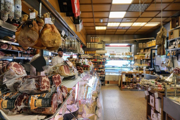 Embutidos italianos en Volpetti, una de las mejores tiendas de alimentación de Roma
