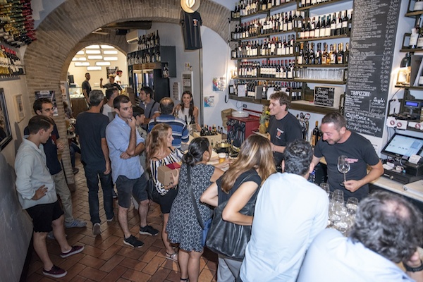 Todas las noches, los hambrientos barhoppers se detienen en Trapizzino, uno de los mejores lugares para comer en Trastevere, para tomar un sándwich y una cerveza artesanal.