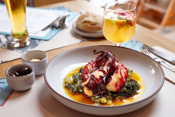 ¿Te apetece probar una versión refinada del pulpo portugués? Vaya a Cantina Zé Avillez, hogar de algunos de los mejores mariscos de Lisboa.