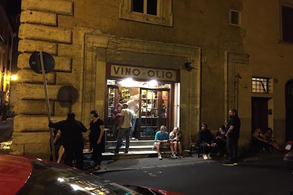En Il Goccetto, uno de los bares de vinos más queridos de Roma, los clientes a menudo se paran afuera con una copa de vino.