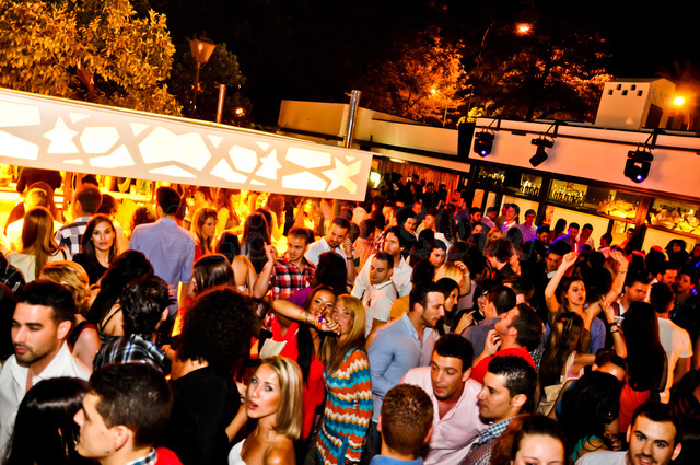 ¿Dónde salir de fiesta en Sevilla durante el verano? La primera parada deberían ser las terrazas al aire libre nocturnas como Bilindo.