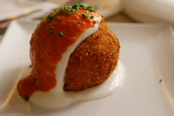 Prueba y disfruta de la increíble y auténtica comida catalana y de algunas de las mejores tapas del Barrio del Raval de Barcelona en tu próxima visita. ¡Sobre todo porque ahora sabes dónde comer en la ciudad con nuestra guía de barrios de Barcelona!